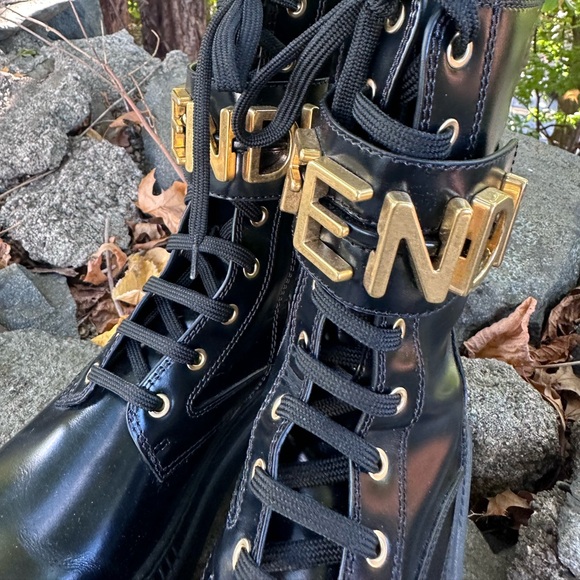 Fendi
Fendigraphy Logo-Cuff Biker Booties sz 38.5 - Picture 6 of 13